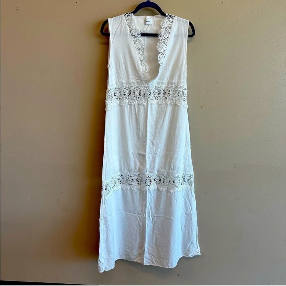 Suboo V Neck White‎ Dress. Size 0. Embroidered  Floral Details